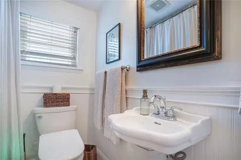 Bath - 628 Forest St, Windermere, FL 34786 photo 1 of 2