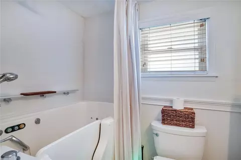 Bath - 628 Forest St, Windermere, FL 34786 photo 2 of 2