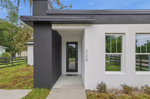 Exterior - 225 E Hyde Park Ave, Eustis, FL 32726 photo 2 of 9