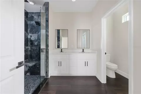 Bath - 225 E Hyde Park Ave, Eustis, FL 32726 photo 2 of 4