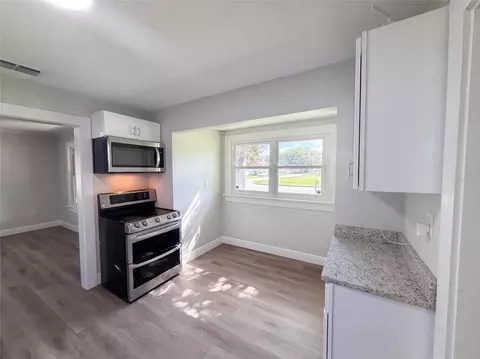 Kitchen - 802 Massachusetts Ave, Saint Cloud, FL 34769 photo 3 of 4