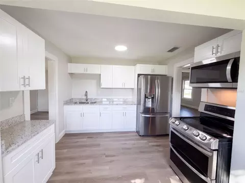 Kitchen - 802 Massachusetts Ave, Saint Cloud, FL 34769 photo 1 of 4