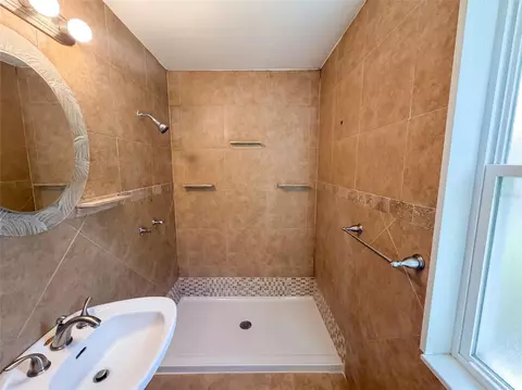 Bath - 802 Massachusetts Ave, Saint Cloud, FL 34769 photo 2 of 3