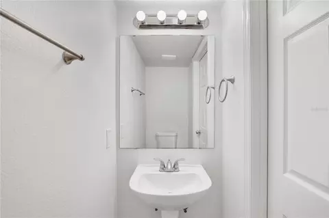 Bath - 401 Blake Ave, Davenport, FL 33897 photo 1 of 3