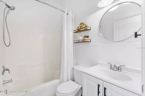 Bath - 981 Shaw Cir, Melbourne, FL 32940 photo 2 of 5