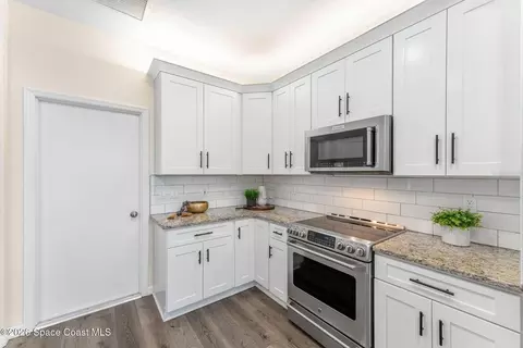 Kitchen - 981 Shaw Cir, Melbourne, FL 32940 photo 4 of 5