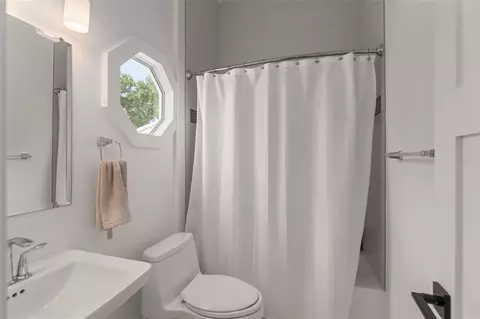 Bath - 9019 Spence Ct, Gotha, FL 34734 photo 7 of 7