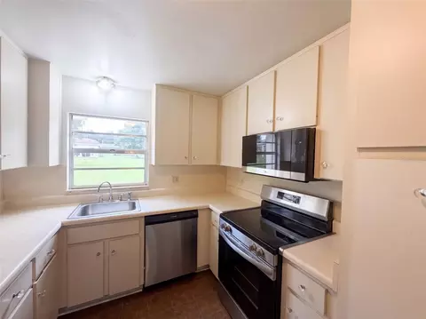 Kitchen - 4427 Pinebrooke Pl, Dover, FL 33527 photo 1 of 2