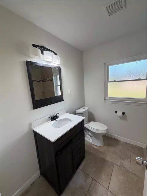 Bath - 303 Windemere Ave, Eustis, FL 32726 photo 2 of 3