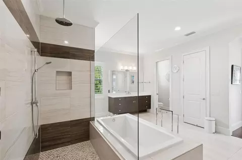 Bath - 11532 Waterstone Loop Dr, Windermere, FL 34786 photo 2 of 8