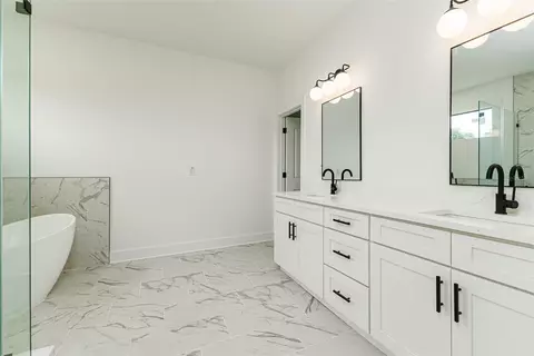 Bath - 2507 Fairview Ave, Seffner, FL 33584 photo 3 of 9