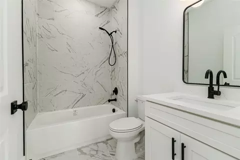 Bath - 2507 Fairview Ave, Seffner, FL 33584 photo 8 of 9