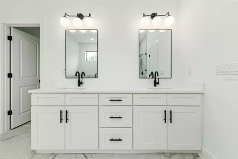 Bath - 2507 Fairview Ave, Seffner, FL 33584 photo 7 of 9