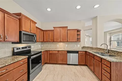 Kitchen - 11426 Cambray Creek Loop, Riverview, FL 33579 photo 4 of 4