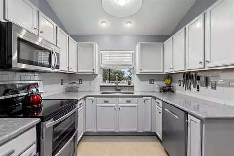 Kitchen - 10828 Crescent Ridge Loop, Clermont, FL 34711 photo 1 of 3