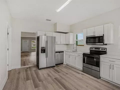 Kitchen - 827 Avenue O SW, Winter Haven, FL 33880 photo 1 of 6