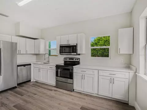 Kitchen - 827 Avenue O SW, Winter Haven, FL 33880 photo 3 of 6