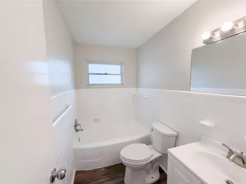 Bath - 411 W Seminole Ave, Eustis, FL 32726 photo 2 of 2