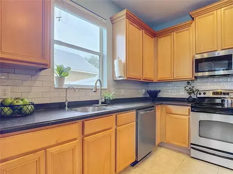 Kitchen - 5028 Coveview Dr, Saint Cloud, FL 34771 photo 4 of 5