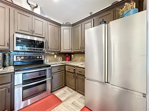 Kitchen - 21320 Paradise Way, Eustis, FL 32736 photo 7 of 11
