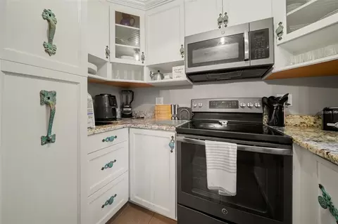 Kitchen - 2005 E Marks St, Orlando, FL 32803 photo 2 of 3