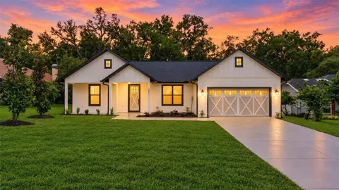 381 Carriage Ln, Lady Lake, FL 32159