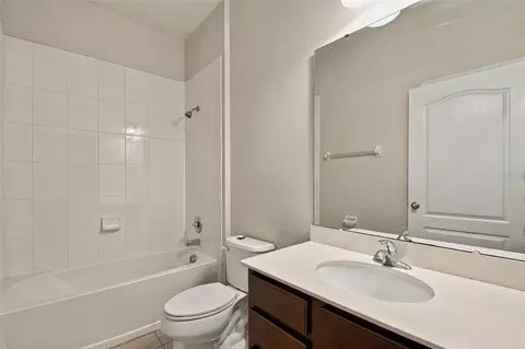 Bath - 1135 Garrett Gilliam Dr, Ocoee, FL 34761 photo 3 of 3