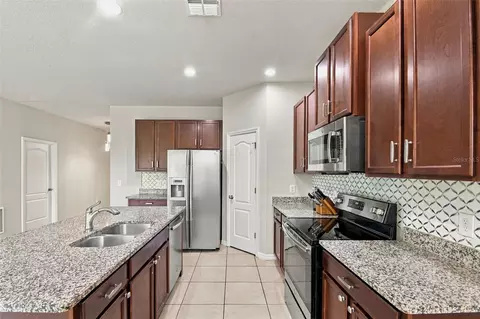Kitchen - 1135 Garrett Gilliam Dr, Ocoee, FL 34761 photo 5 of 8