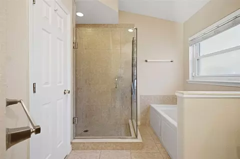Bath - 7709 Apple Tree Cir, Orlando, FL 32819 photo 3 of 5