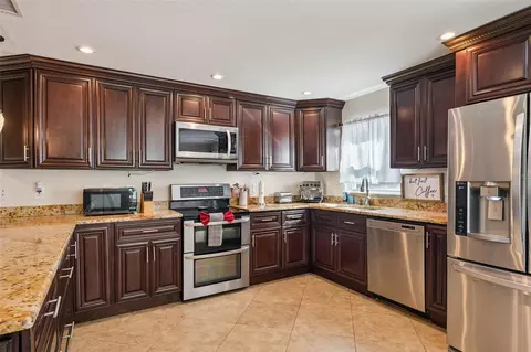 Kitchen - 2614 Fairview Ave, Seffner, FL 33584 photo 2 of 4