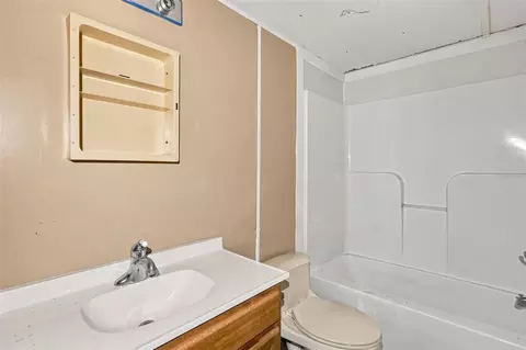 Bath - 8946 SW 33rd Ct, Ocala, FL 34476 photo 2 of 2