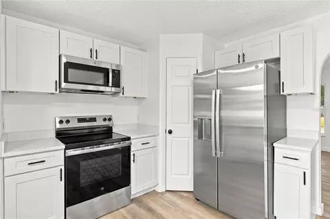 Kitchen - 980 Mayfair St, Eustis, FL 32726 photo 5 of 7