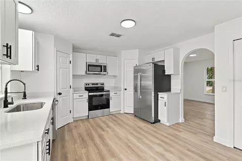 Kitchen - 980 Mayfair St, Eustis, FL 32726 photo 3 of 7