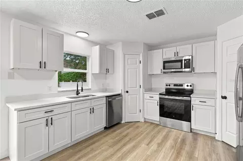 Kitchen - 980 Mayfair St, Eustis, FL 32726 photo 4 of 7
