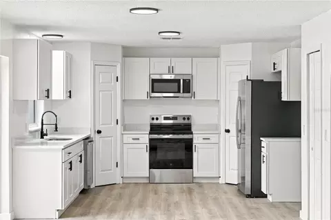 Kitchen - 980 Mayfair St, Eustis, FL 32726 photo 1 of 7