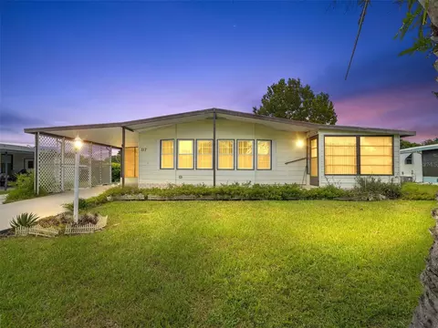 717 Royal Palm Ave, Lady Lake, FL 32159