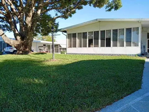 912 Beechwood Ave, Lady Lake, FL 32159