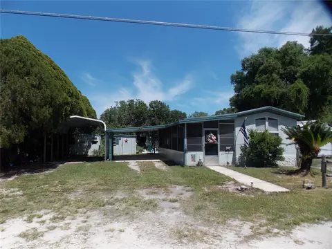 18583 SE 26th St, Ocklawaha, FL 32179