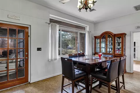 Dining - 208 NE 70th St, Ocala, FL 34479 photo 1 of 2