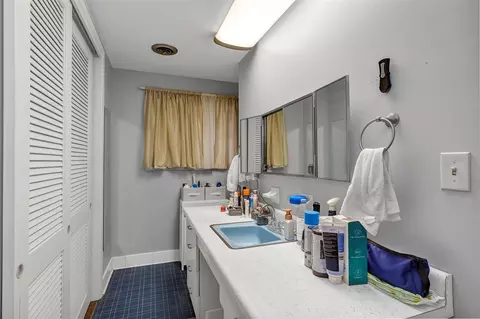 Bath - 208 NE 70th St, Ocala, FL 34479 photo 3 of 5