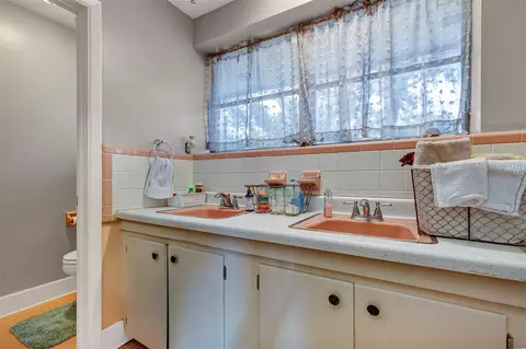 Bath - 208 NE 70th St, Ocala, FL 34479 photo 1 of 5