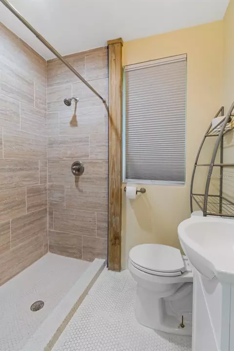 Bath - 108 NW 2nd St, Williston, FL 32696 photo 3 of 3