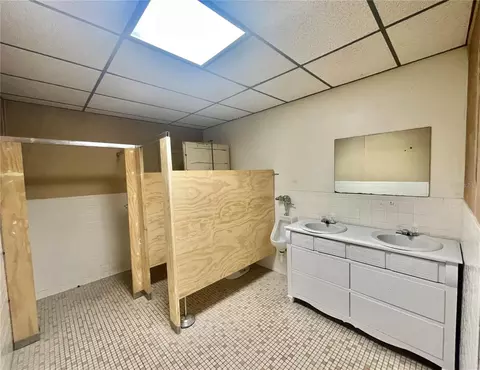 Bath - 9475 SE 35th Ct, Ocala, FL 34480 photo 1 of 5