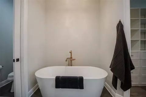 Bath - 141 SE Watula Ave, Ocala, FL 34471 photo 6 of 11