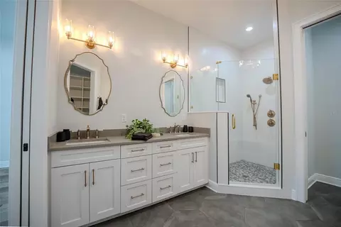 Bath - 141 SE Watula Ave, Ocala, FL 34471 photo 5 of 11
