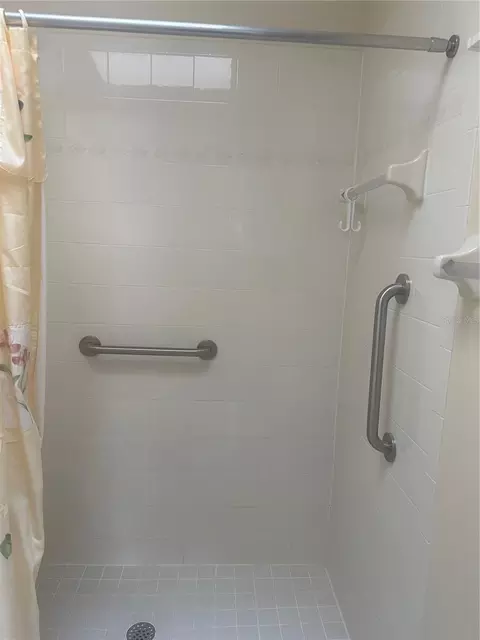 Bath - 2127 N E 40th Ave, Ocala, FL 34470 photo 5 of 6