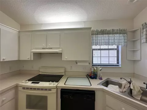 Kitchen - 2127 N E 40th Ave, Ocala, FL 34470 photo 2 of 4
