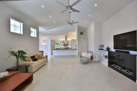 Living - 601 SE 80th St, Ocala, FL 34480 photo 2 of 3