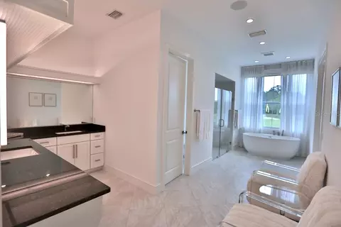 Bath - 601 SE 80th St, Ocala, FL 34480 photo 2 of 4