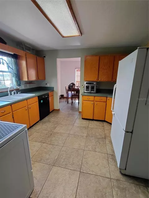 Kitchen - 33 Pine Trace Crse, Ocala, FL 34472 photo 6 of 8